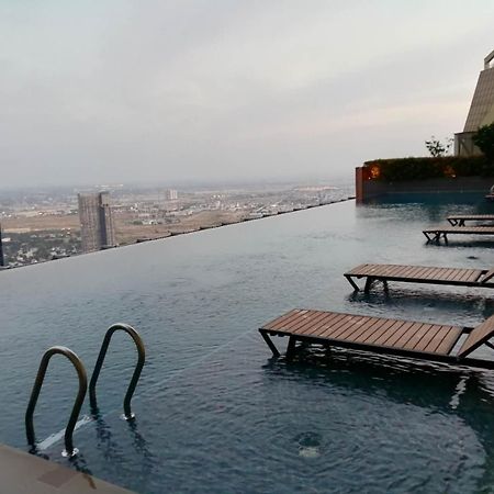 Impian II - The Peak Residence Phnom Penh Bagian luar foto